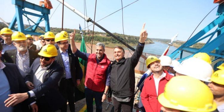 Presidentes Do Brasil E Do Paraguai Se Encontram No Centro Da Ponte Da