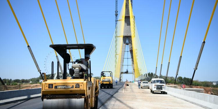 Empresa inicia colocação do asfalto na Ponte da Integração Rádio