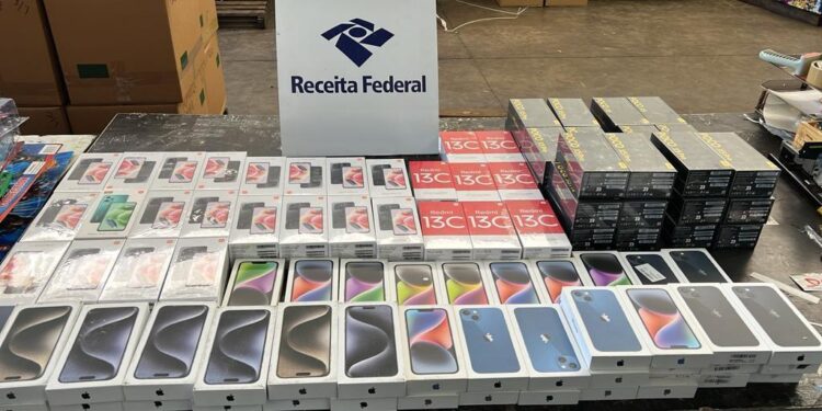 Três pessoas são presas carga de celulares avaliada em R 314 mil