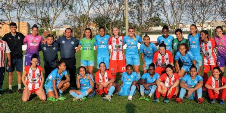 Foz/Coxa é campeão do feminino com facilidade