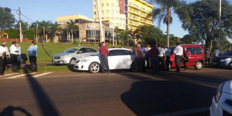 Taxistas argentinos e brasileiros pedem agilidade na fronteira durante as férias de julho