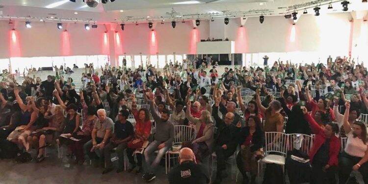 Em nova assembleia, professores decidem encerrar greve definitivamente