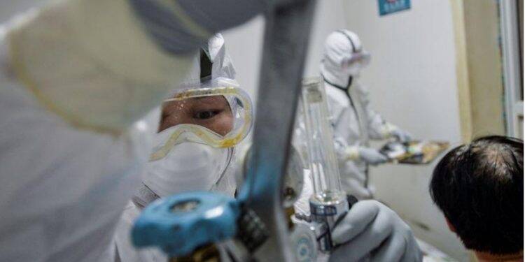 Mortes e casos de coronavírus saltam na China e sugerem crise maior que a imaginada