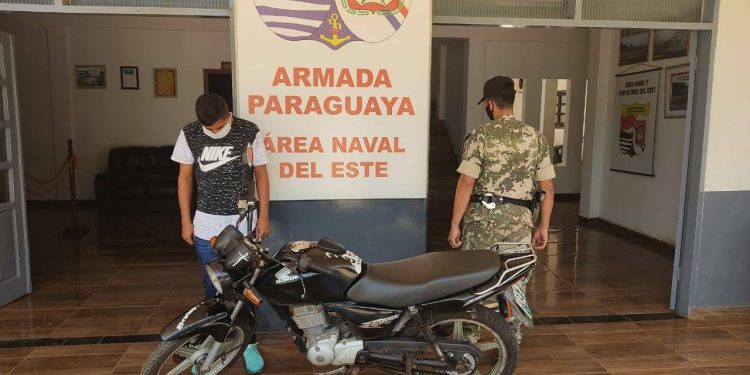 Jovem é preso tentando entrar no Paraguai com moto roubada em Foz do Iguaçu