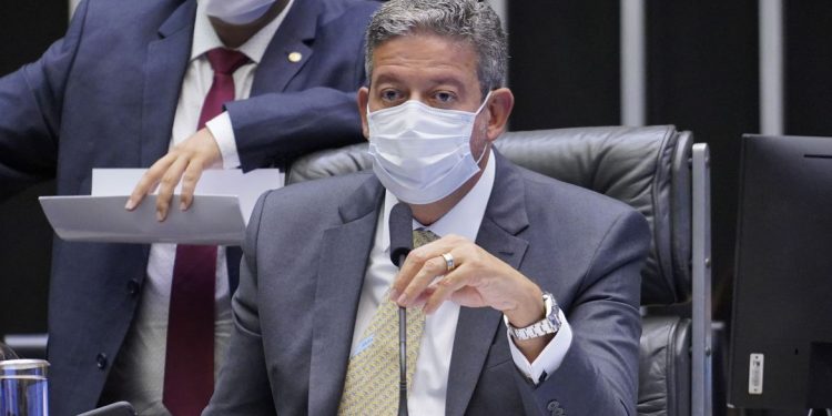 Aprovado texto-base de projeto que permite empresas comprarem vacinas