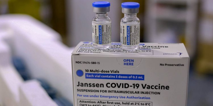 Paraná recebe 548 mil vacinas contra a Covid-19 para continuar campanha de imunização