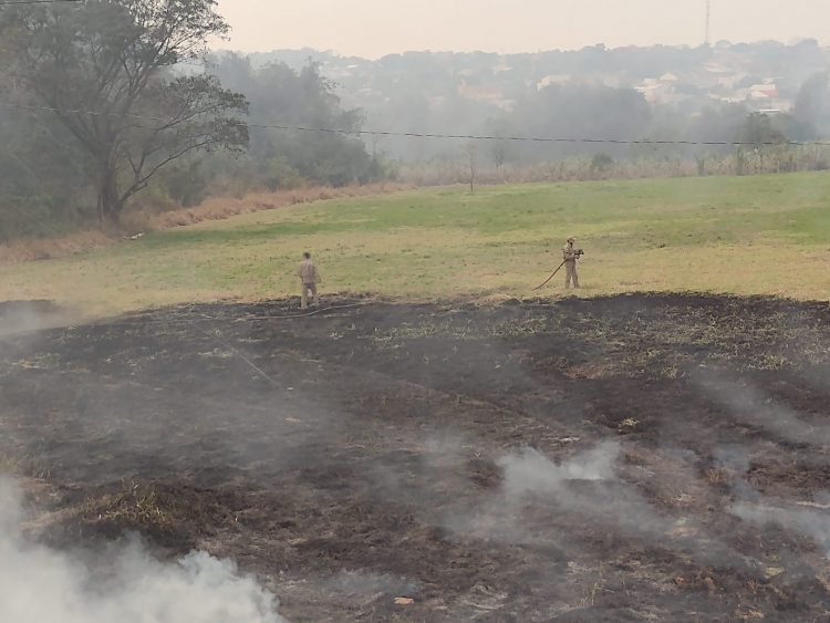 Bombeiros controlam incêndio em vegetação na Avenida Costa e Silva