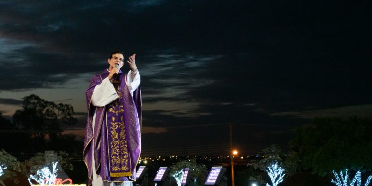 Padre Reginaldo Manzotti emociona o público no Gramadão de Itaipu