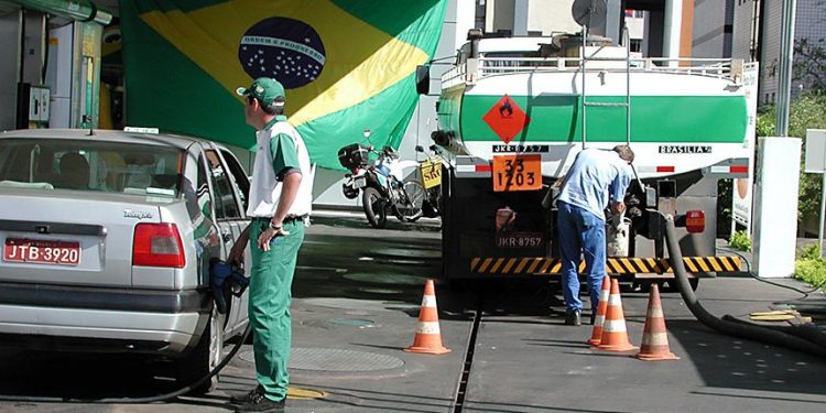 Senadores defendem projetos para conter preços dos combustíveis