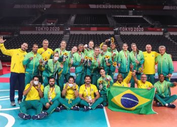 Foz do Iguaçu Voleibol feminino vence e elimina Curitiba no tie-break –  Rádio Cultura Foz – AM 820