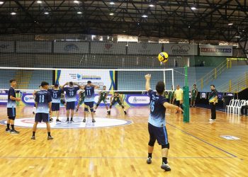 Foz do Iguaçu Voleibol feminino vence e elimina Curitiba no tie-break –  Rádio Cultura Foz – AM 820