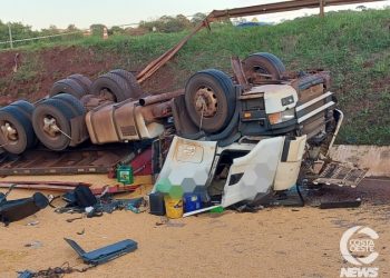 Caminhão sai da pista na BR-277, tomba e motorista morre em acidente, no PR  