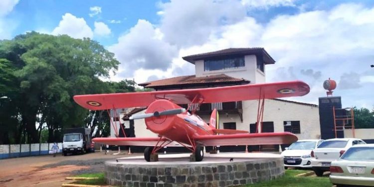 Réplica do primeiro avião que pousou em Foz do Iguaçu (PR) ficará