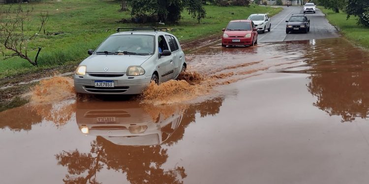 Chuva provoca alagamento na Avenida Mario Filho em Foz