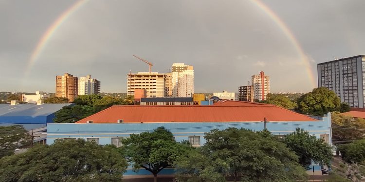 Arco-íris coloriu o céu da fronteira nesta manhã